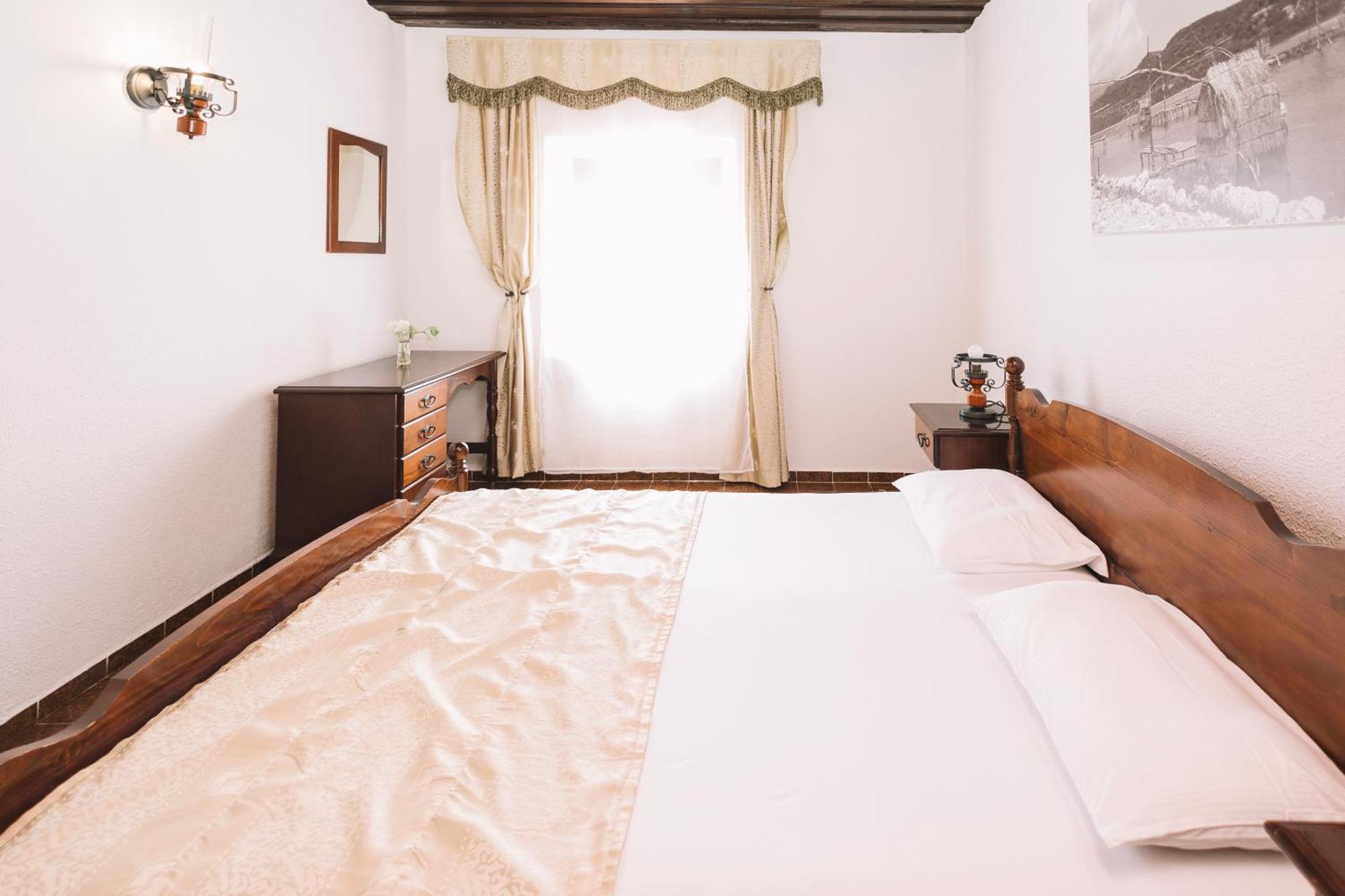 Kulla E Balshajve Otel Ülgün Dış mekan fotoğraf