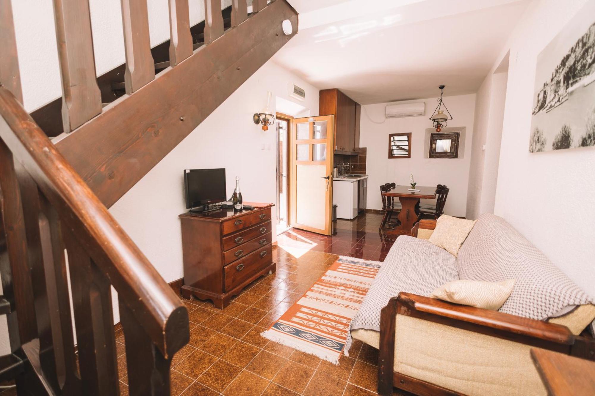 Kulla E Balshajve Otel Ülgün Dış mekan fotoğraf