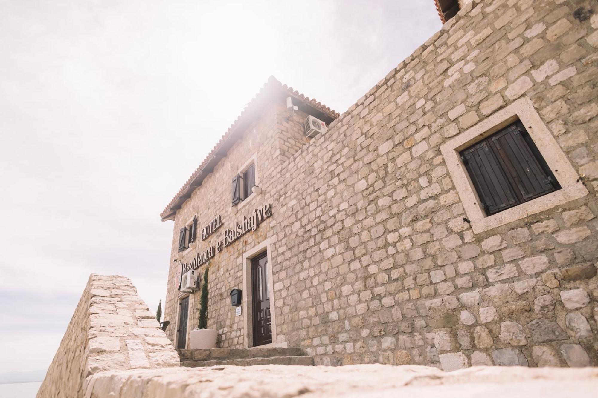Kulla E Balshajve Otel Ülgün Dış mekan fotoğraf