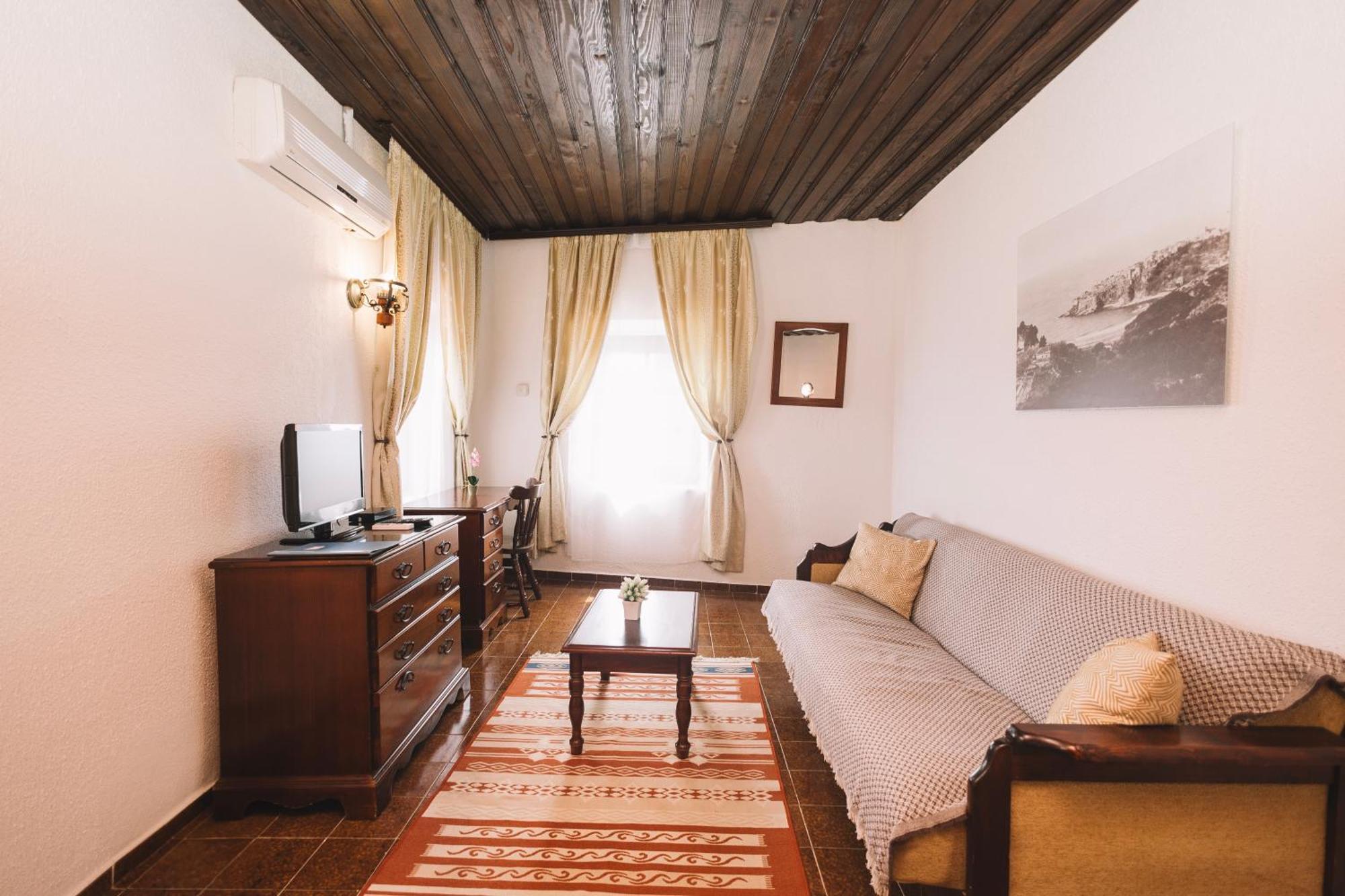 Kulla E Balshajve Otel Ülgün Dış mekan fotoğraf