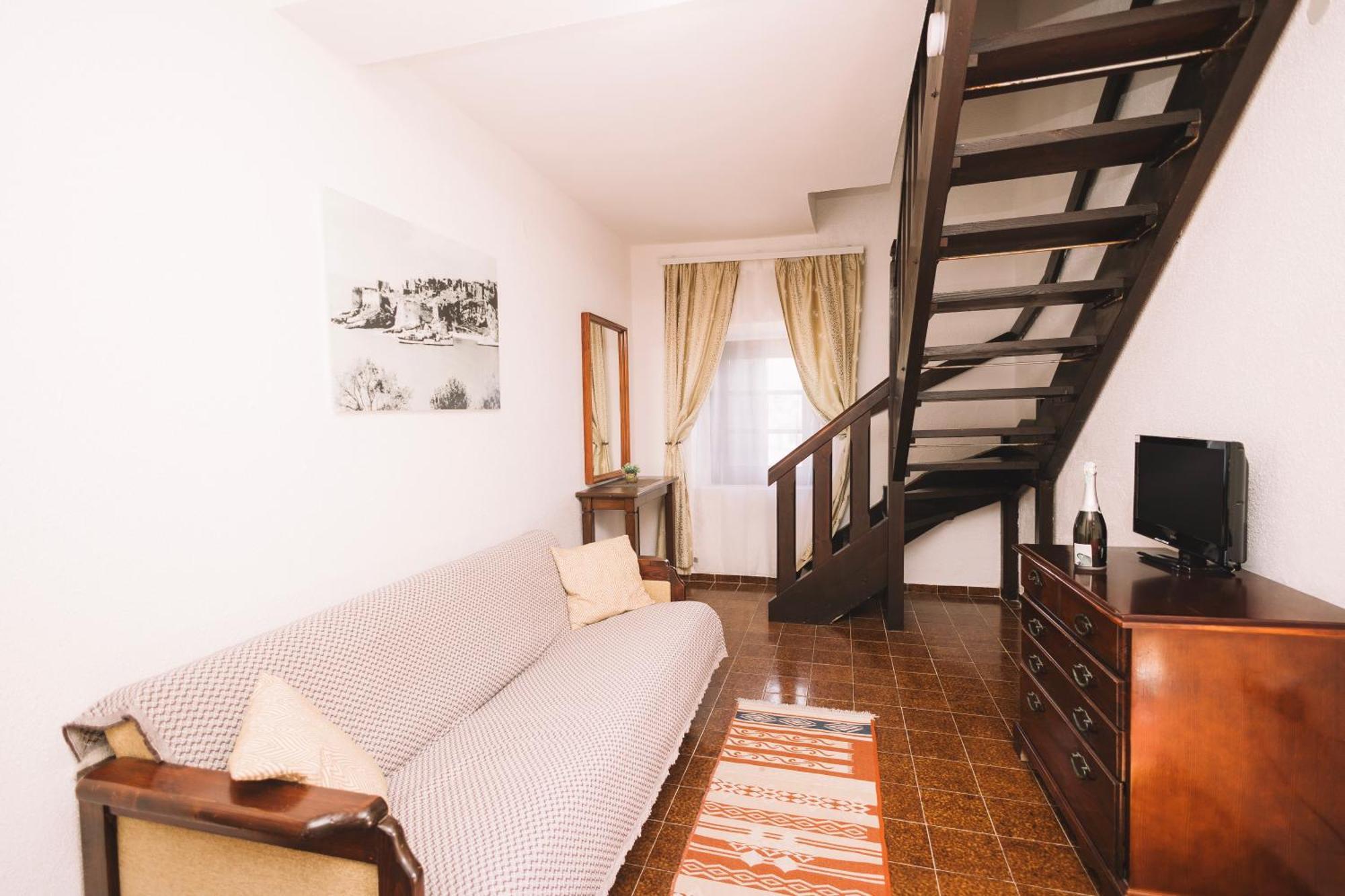 Kulla E Balshajve Otel Ülgün Dış mekan fotoğraf