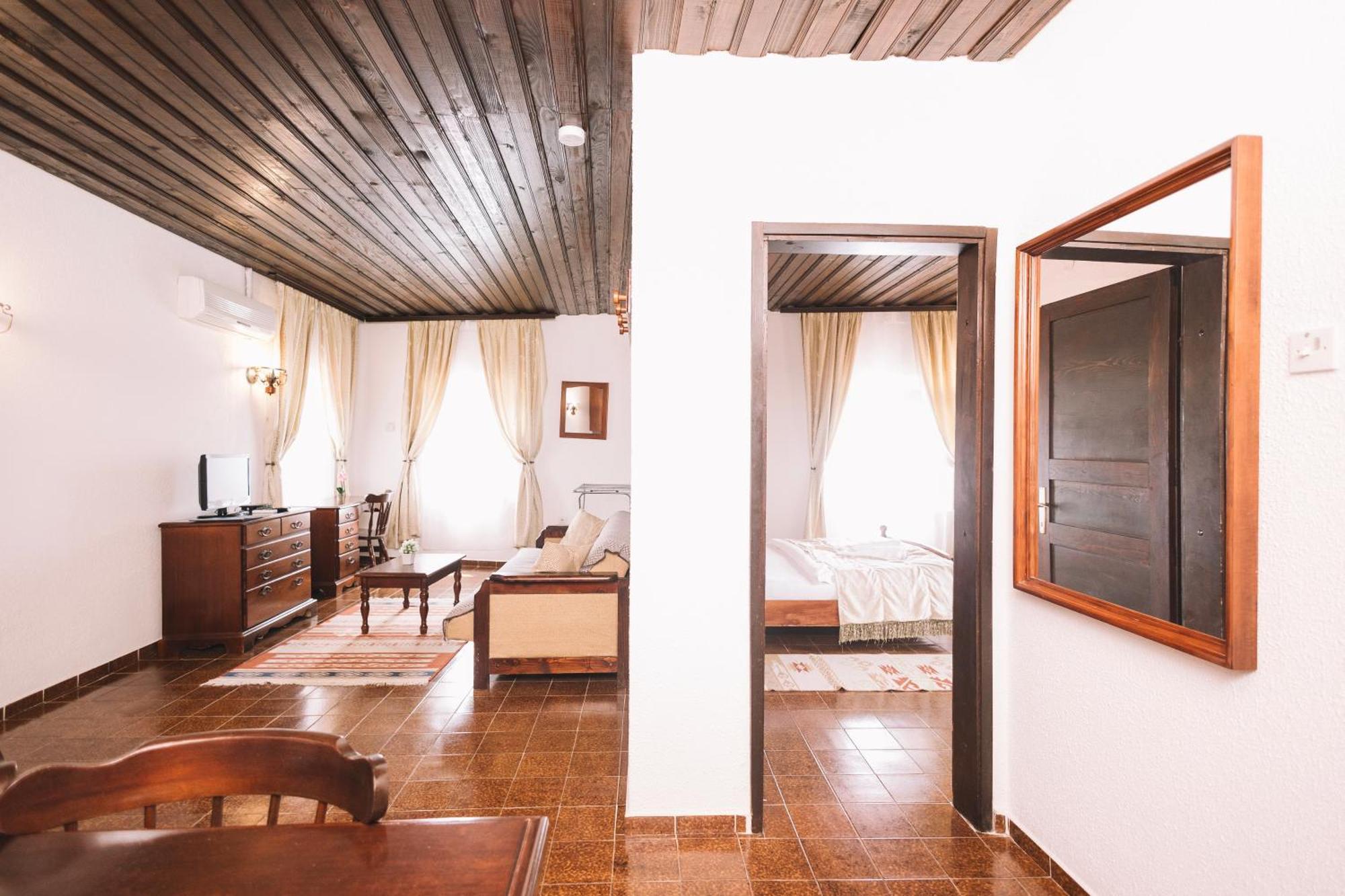 Kulla E Balshajve Otel Ülgün Dış mekan fotoğraf